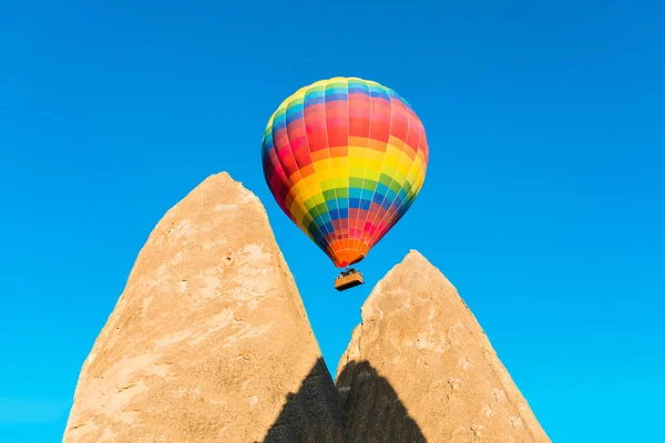 Farbenfrohe Heißluftballons Die Über Feenschornsteine Newsehir Goreme Kappadokien Truthahn Fliegen — Stockfoto