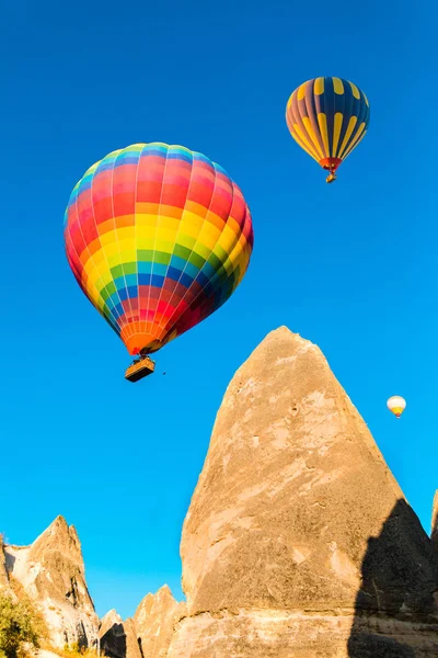 Kleurrijke Hete Lucht Ballonnen Vliegen Sprookjesachtige Schoorstenen Nevsehir Göreme Cappadocië — Stockfoto