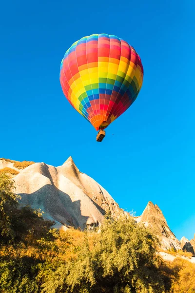 Kolorowe Balony Gorące Powietrze Latające Bajkowych Kominów Nevsehir Goreme Kapadocji — Zdjęcie stockowe