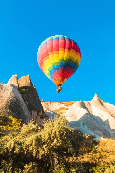 Kolorowe Balony Gorące Powietrze Latające Bajkowych Kominów Nevsehir Goreme Kapadocji — Zdjęcie stockowe