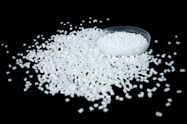 Şeffaf Polipropilen, polipropen, polistiren, polietilen, termoplastik polimer, Hdpe ve plastik hammadde pelet veya granüller izole siyah arka plan üzerinde