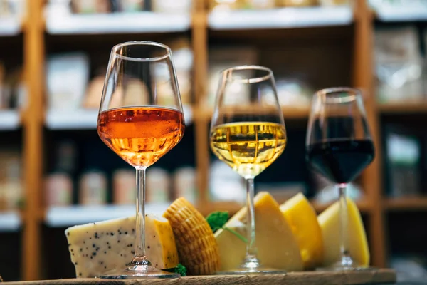 Flasche Wein Und Käse Sortiment Oder Verschiedene Käsesorten Weinflaschen Und — Stockfoto