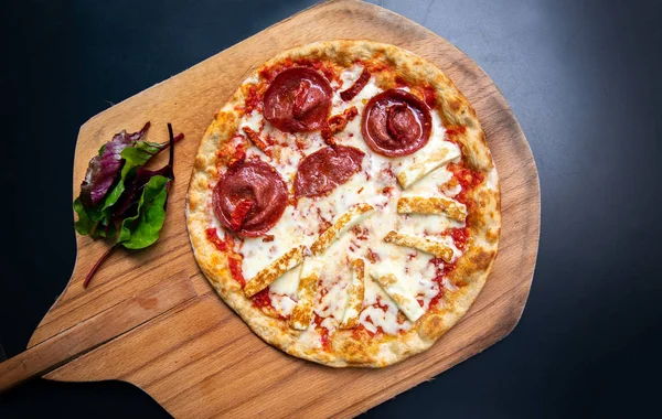 Lezzetli, taze ve lezzetli düz ekmek İtalyan pepperoni veya margherita pizza. Napoli'deki restoranda Salam, peynir ve fesleğenli pizza manzarası. Pizza arka plan doku deseni