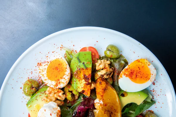 Sağlıklı Sebzeler Yeşil Sezar Veya Haşlanmış Yumurta Üst Görünümünden Siyah — Stok fotoğraf