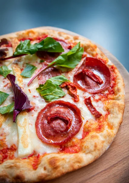 Lezzetli, taze ve lezzetli düz ekmek İtalyan pepperoni veya margherita pizza. Napoli'deki restoranda Salam, peynir ve fesleğenli pizza manzarası. Pizza arka plan doku deseni