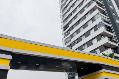 Yeni çok katlı konut apartman apartmanlar. Mortgage ve inşaat arka plan konsept görüntüsü.