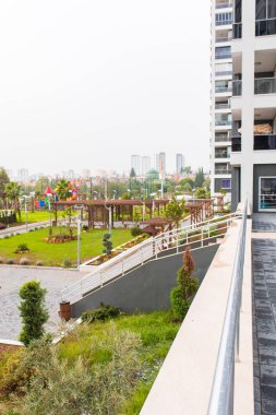 Yüzme havuzu, basketbol sahası ve çocuk oyun alanı ile yeni çok katlı konut apartman evler havadan görünümü evler. Mortgage arka plan konsept görüntüsü.