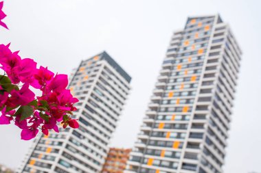 Yeni çok katlı konut apartman apartmanlar. Mortgage ve inşaat arka plan konsept görüntüsü.