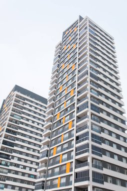 Yeni çok katlı konut apartman apartmanlar. Mortgage ve inşaat arka plan konsept görüntüsü.