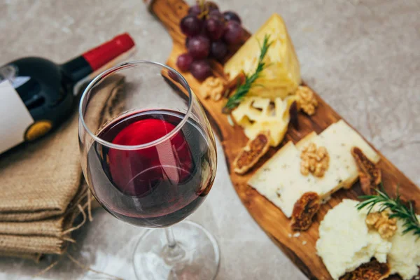 Gläser Wein Und Käse Sortiment Oder Verschiedene Käse Und Weingläser — Stockfoto