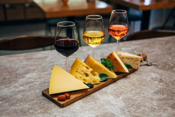 Gläser Wein Und Käse Sortiment Oder Verschiedene Käse Und Weingläser — Stockfoto