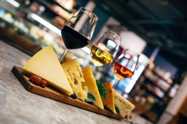 Gläser Wein Und Käse Sortiment Oder Verschiedene Käse Und Weingläser — Stockfoto