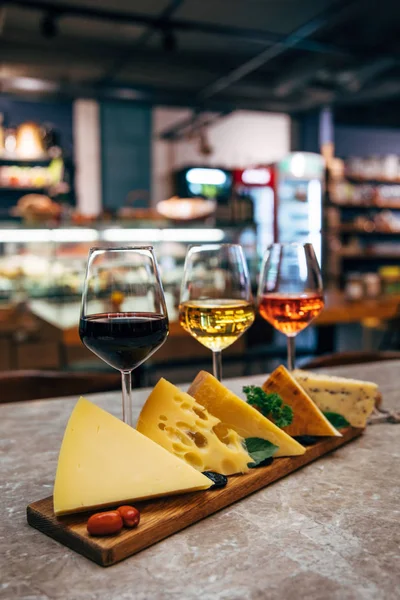 Gläser Wein Und Käse Sortiment Oder Verschiedene Käse Und Weingläser — Stockfoto