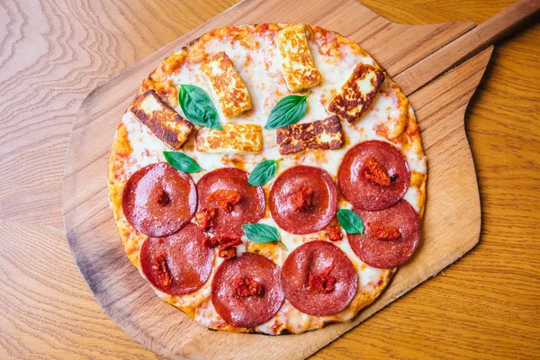Pyszne Świeże Smaczne Płaskie Pieczywo Włoskie Pepperoni Lub Margherita Pizzy — Zdjęcie stockowe