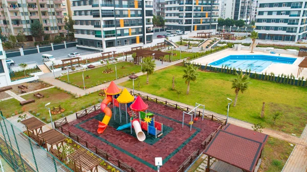 新建的多层住宅楼公寓可鸟瞰游泳池 篮球场和儿童游乐场 抵押背景概念图像 — 图库照片