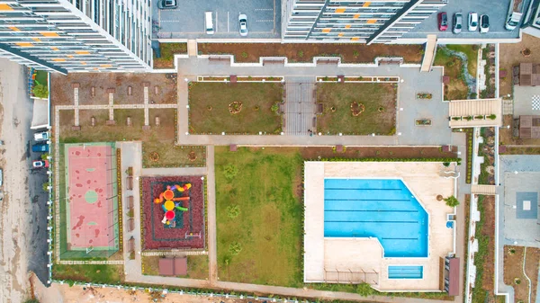 新建的多层住宅楼公寓可鸟瞰游泳池 篮球场和儿童游乐场 抵押背景概念图像 — 图库照片