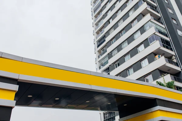 Yeni çok katlı konut apartman apartmanlar. Mortgage ve inşaat arka plan konsept görüntüsü.