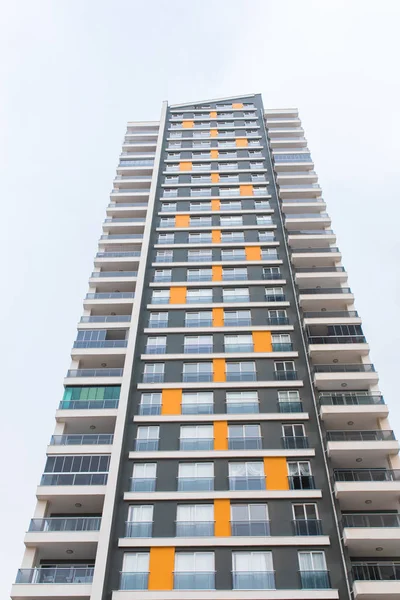 新建多层住宅楼公寓楼 抵押与建筑背景概念形象 — 图库照片