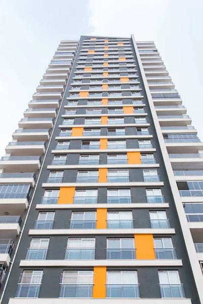 新建多层住宅楼公寓楼 抵押与建筑背景概念形象 — 图库照片