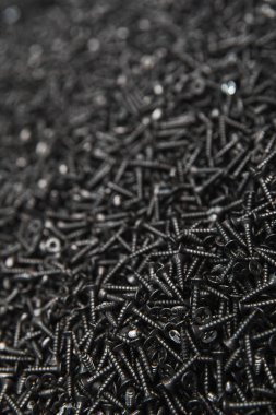 Metal krom vidalar soyut arka plan dokunarak kazık. Demir veya metal vida çivi yığını sanayi inşaat sanayi arka plan.