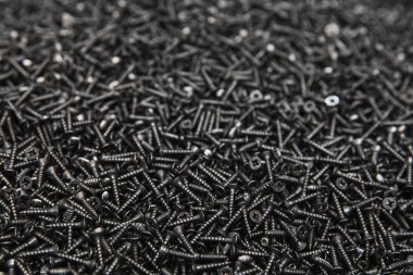 Metal krom vidalar soyut arka plan dokunarak kazık. Demir veya metal vida çivi yığını sanayi inşaat sanayi arka plan.