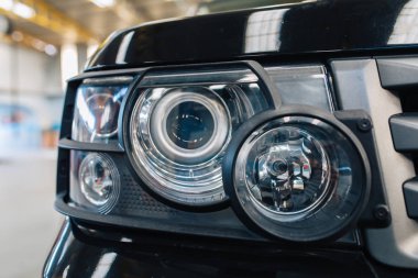 Modern Autos veya Otomobil onarım bakım oto servis garaj. 