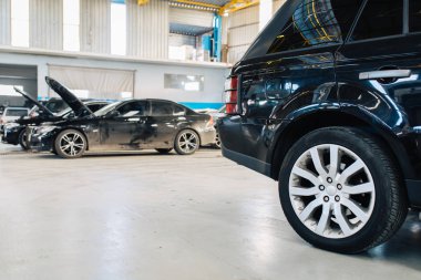 Modern Autos veya Otomobil onarım bakım oto servis garaj. 
