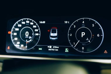 Modern araba veya otomobil pano paneli. Araba Hud Speedometer gösterge paneli. Işıklı panel hız göstergesi araç iç.