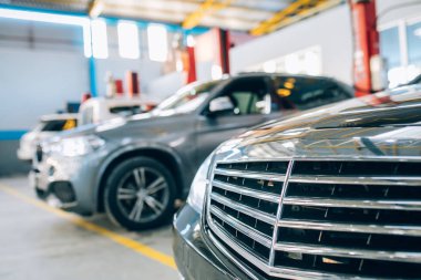 Modern Autos veya Otomobil onarım bakım oto servis garaj. 