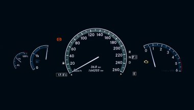 Modern araba veya otomobil pano paneli. Araba Hud Speedometer gösterge paneli. Işıklı panel hız göstergesi araç iç.