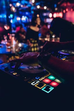 DJ, gece kulübünde canlı set ve pikabın konsolunda karışık müzik çalar. Disk Şakacı Eller kulüp partisinde ses karıştırıcı istasyonunda. Müzik çalmak ve parti yapmak için DJ karıştırıcı denetleyici paneli.