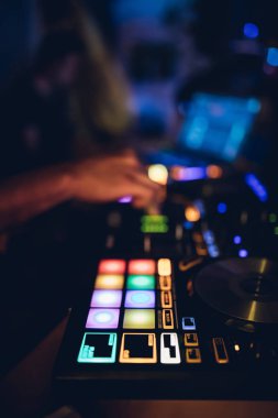 DJ, gece kulübünde canlı set ve pikabın konsolunda karışık müzik çalar. Disk Şakacı Eller kulüp partisinde ses karıştırıcı istasyonunda. Müzik çalmak ve parti yapmak için DJ karıştırıcı denetleyici paneli.