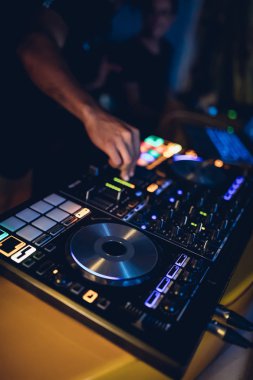 DJ, gece kulübünde canlı set ve pikabın konsolunda karışık müzik çalar. Disk Şakacı Eller kulüp partisinde ses karıştırıcı istasyonunda. Müzik çalmak ve parti yapmak için DJ karıştırıcı denetleyici paneli.