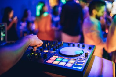 DJ, gece kulübünde canlı set ve pikabın konsolunda karışık müzik çalar. Disk Şakacı Eller kulüp partisinde ses karıştırıcı istasyonunda. Müzik çalmak ve parti yapmak için DJ karıştırıcı denetleyici paneli.