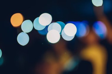 Gece kulübü ışık bulanıklık bokeh, defokus arka plan. Bokeh ve konser partisinde bulanık arka plan gece sahnesi parlama. Glitter City vintage Gece manzara ışıkları bokeh bulanık, Büyük Renkli Daire Parlayan Işıklar defocused arka plan.