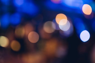 Gece kulübü ışık bulanıklık bokeh, defokus arka plan. Bokeh ve konser partisinde bulanık arka plan gece sahnesi parlama. Glitter City vintage Gece manzara ışıkları bokeh bulanık, Büyük Renkli Daire Parlayan Işıklar defocused arka plan.
