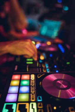 DJ, gece kulübünde canlı set ve pikabın konsolunda karışık müzik çalar. Disk Şakacı Eller kulüp partisinde ses karıştırıcı istasyonunda. Müzik çalmak ve parti yapmak için DJ karıştırıcı denetleyici paneli.