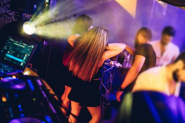 Gençler ve arkadaşlar dans ve gece kulübünde zevk. Gece kulübündeki insanlar. Dans etmek, içmek ve eğlenmek.