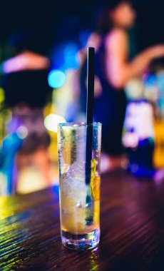 Masada kokteyl bardağı var. Gecenin sonunda neredeyse boş kokteyl bardağı bitmek üzereydi. Gece hayatı veya gece kulübü arka plan konsept görüntüsü.