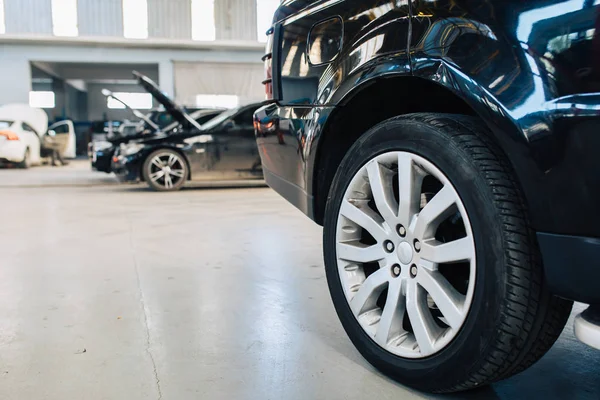 Modern Autos veya Otomobil onarım bakım oto servis garaj. 