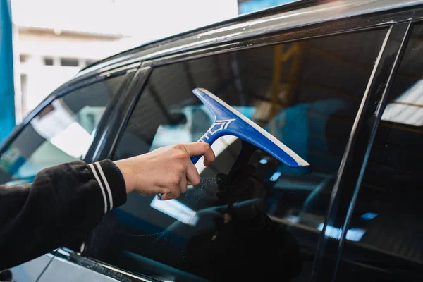 Lavado Detalle Del Coche Hombre Sostiene Microfibra Mano Pule Lava — Foto de Stock