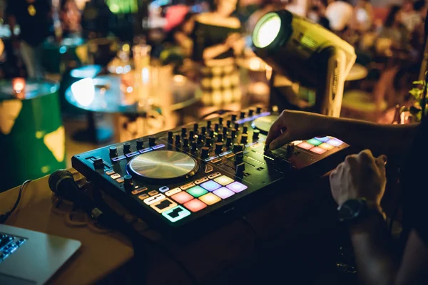 DJ, gece kulübünde canlı set ve pikabın konsolunda karışık müzik çalar. Disk Şakacı Eller kulüp partisinde ses karıştırıcı istasyonunda. Müzik çalmak ve parti yapmak için DJ karıştırıcı denetleyici paneli.