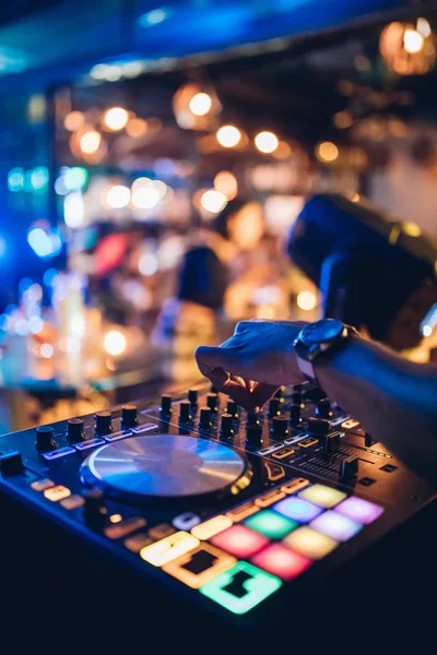 DJ, gece kulübünde canlı set ve pikabın konsolunda karışık müzik çalar. Disk Şakacı Eller kulüp partisinde ses karıştırıcı istasyonunda. Müzik çalmak ve parti yapmak için DJ karıştırıcı denetleyici paneli.