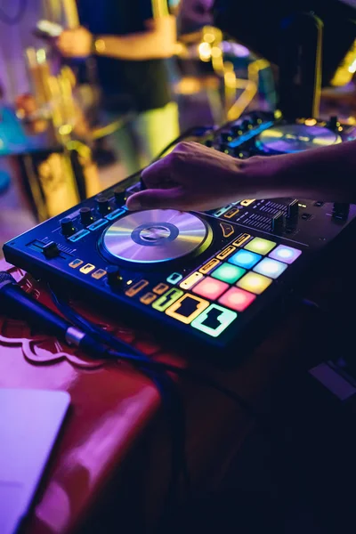 DJ, gece kulübünde canlı set ve pikabın konsolunda karışık müzik çalar. Disk Şakacı Eller kulüp partisinde ses karıştırıcı istasyonunda. Müzik çalmak ve parti yapmak için DJ karıştırıcı denetleyici paneli.