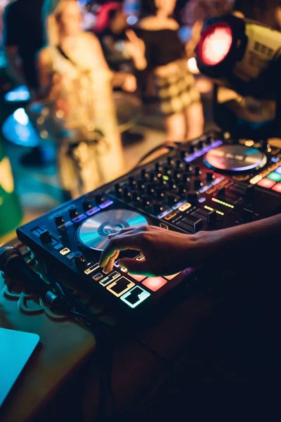 DJ, gece kulübünde canlı set ve pikabın konsolunda karışık müzik çalar. Disk Şakacı Eller kulüp partisinde ses karıştırıcı istasyonunda. Müzik çalmak ve parti yapmak için DJ karıştırıcı denetleyici paneli.