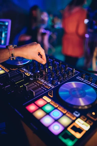 DJ, gece kulübünde canlı set ve pikabın konsolunda karışık müzik çalar. Disk Şakacı Eller kulüp partisinde ses karıştırıcı istasyonunda. Müzik çalmak ve parti yapmak için DJ karıştırıcı denetleyici paneli.
