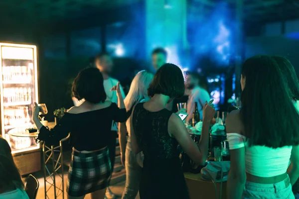 Jovens Amigos Dançando Curtindo Boate Pessoas Clube Nocturno Dançar Beber — Fotografia de Stock