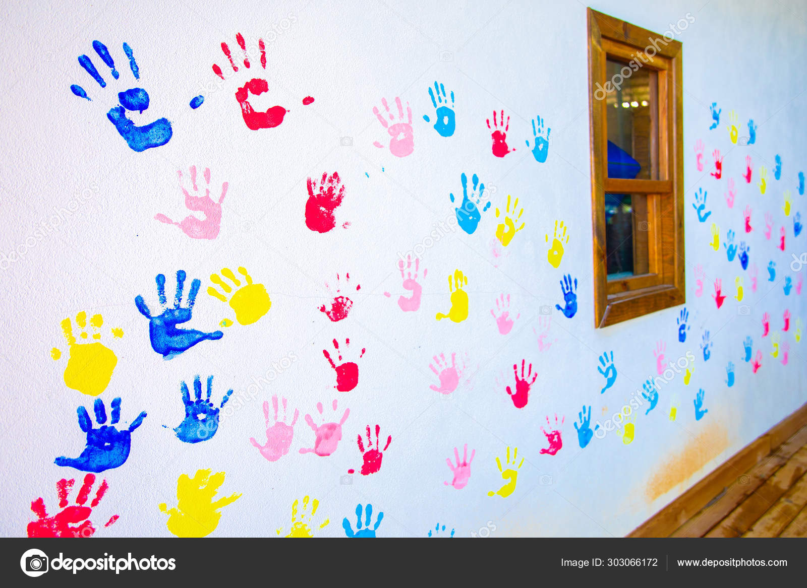 Empreintes Mains Colorées Mains Isolées Sur Fond Blanc Empreintes Mains —  Photo de stock par ©htanak - 303066172, image size:1600x1167