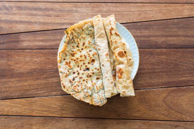 Geleneksel Türk pastası kahvaltı yemeği Borek veya Türk Çayı ile Burek. Geleneksel Türk yemek kültürü veya mutfağı.