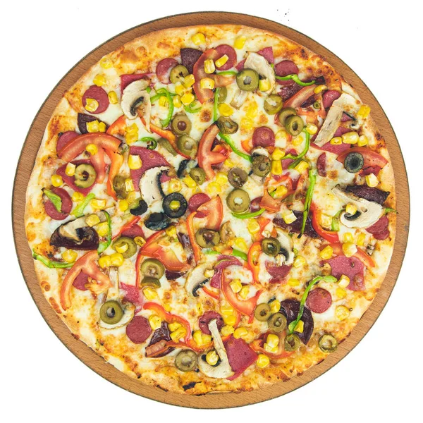 Lezzetli, lezzetli, taze ve İtalyan pepperoni veya margherita pizza beyaz izole. Napoli'deki restoranda karışık pizza manzarası. Üst ten ahşap pizza tahtası veya plaka pizza